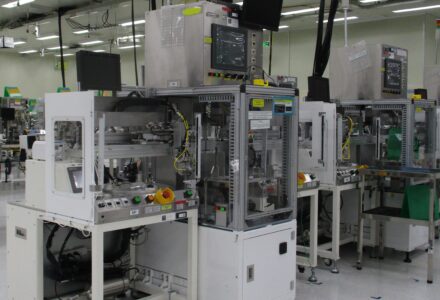 樹脂塗布装置　ワーク搬出入工程設計｜光学機器・電子機器 開発生産パートナー.com